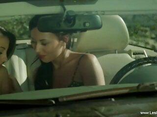 Erfahrene Lesbe wird von ihrer Freundin gefingert